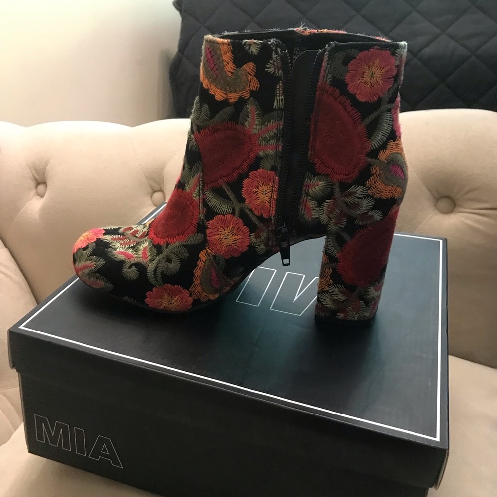 Mia Boots - image 4
